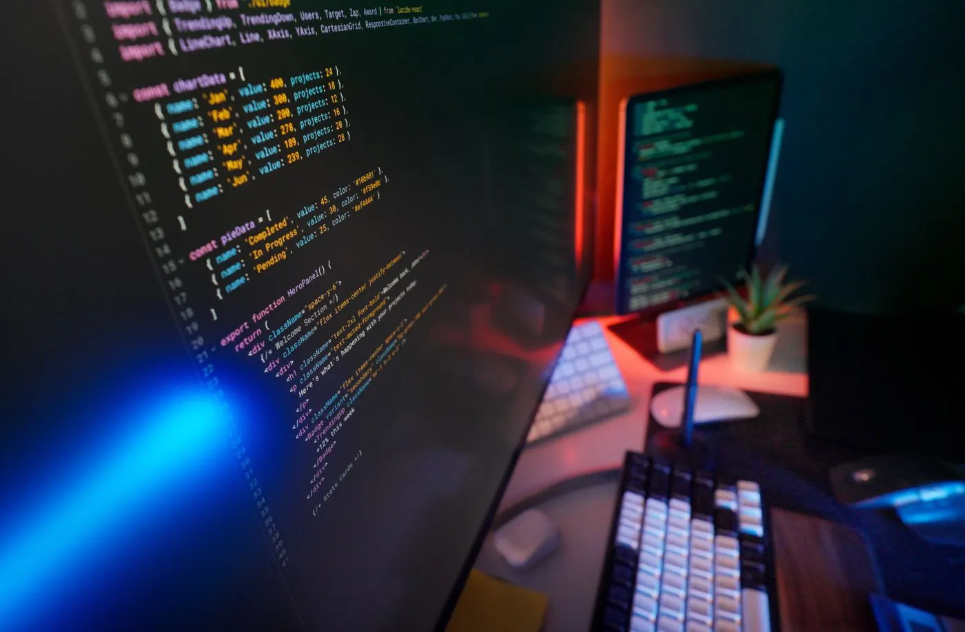 Écran d'ordinateur affichant du code dans une ambiance lumineuse bleue